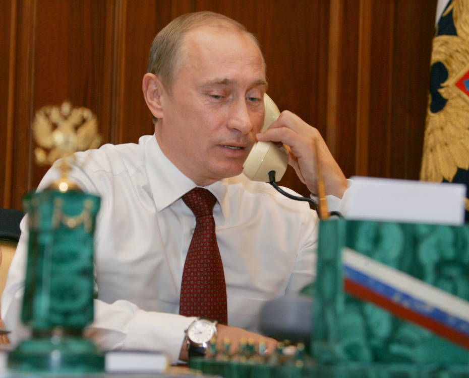 Президент РФ Владимир Путин во время телефонного разговора с президентом Чечни Алу Алхановым. 2005