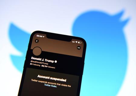 Глава Twitter назвал опасной блокировку аккаунта Трампа