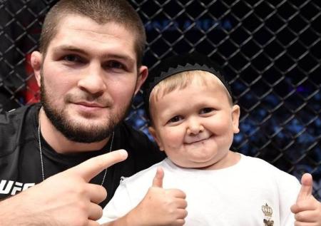 93-сантиметрвый блогер Хасбик подписал контракт с UFC