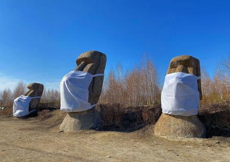 На каменных истуканов в Иркутске надели маски