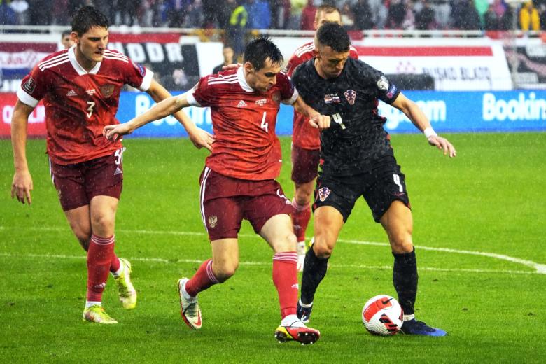 Игрок сборной России Игорь Дивеев, игрок сборной России Вячеслав Караваев, игрок сборной Хорватии Иван Перишич (слева направо) в матче 10-го тура отборочного этапа чемпионата мира по футболу 2022 между сборными Хорватии и России