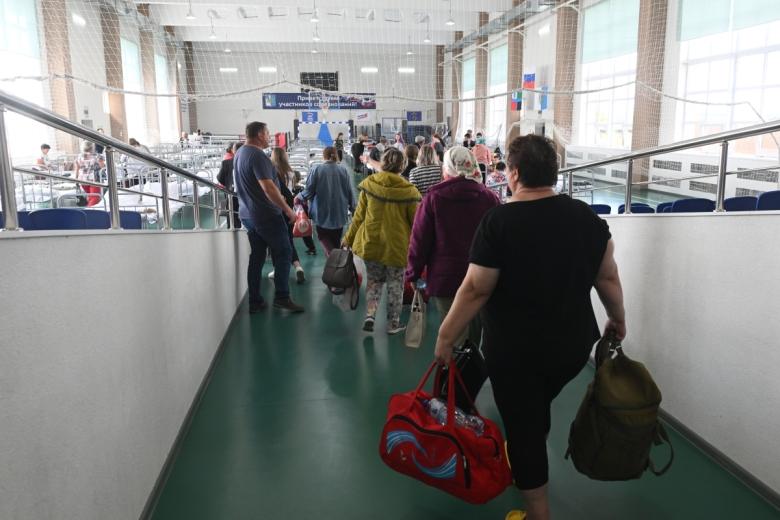 Эвакуированные мирные жители из Краснояружского района в пункте временного размещения в Белгородской области