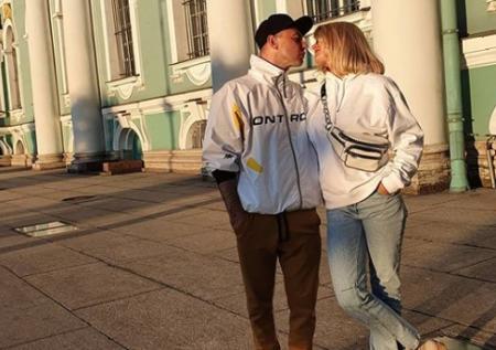 Рома Зверь спел с уличными музыкантами в Санкт-Петербурге