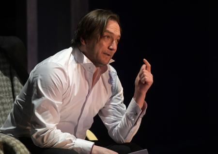 Крым, прогулки по Киеву, резкое похудение: где сейчас актер Петр Красилов