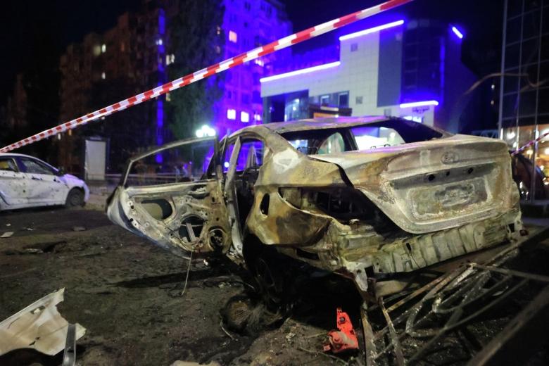Автомобиль, поврежденный в результате массированного обстрела Белгорода со стороны ВСУ