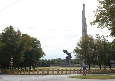 В Латвии задержали 14 человек после сноса памятника Освободителям Риги