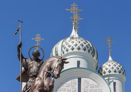 Политолог предложил оградить храмы от баров и кальянных