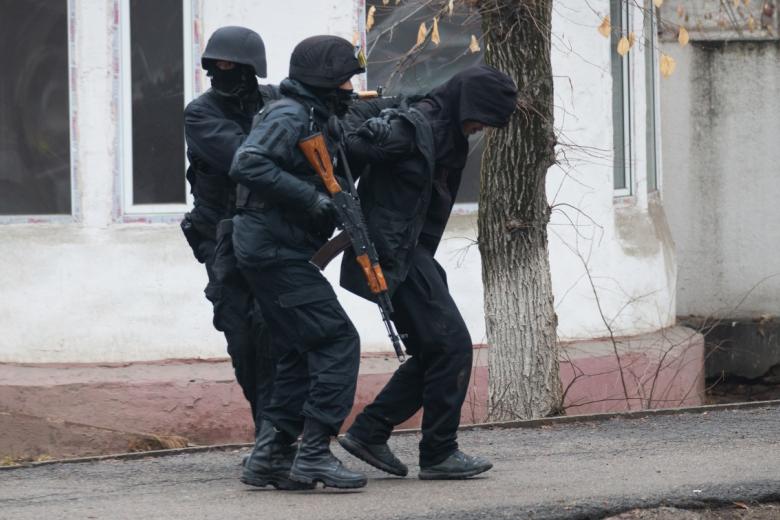 Полицейские задерживают мужчину в Алма-Ате