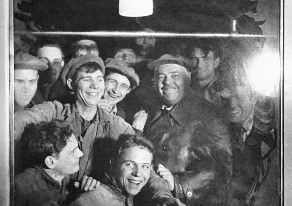 Строители московского метро стали первыми его пассажирами. 1935 г