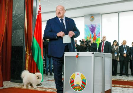 Лукашенко проголосовал на выборах: яркие фото с участков, смешной шпиц Умка