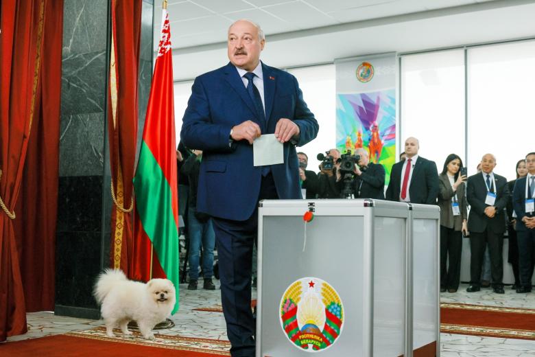 Александр Лукашенко во время голосования на выборах президента Белоруссии