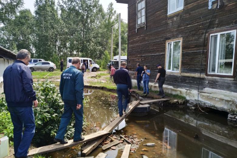 Заместитель председателя правительства РФ Виталий Мутко (слева) и губернатор Иркутской области Сергей Левченко осматривают последствия паводка в Нижнеудинске.