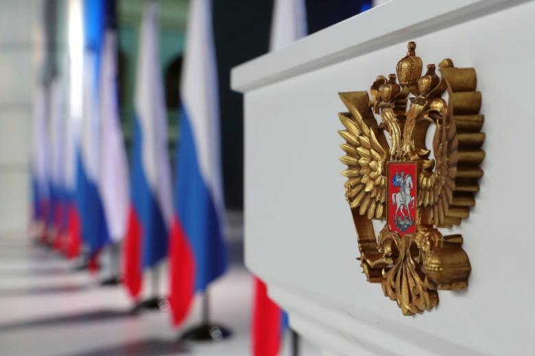 Герб РФ на трибуне в Гостином Дворе перед началом оглашения ежегодного послания президента Российской Федерации Федеральному собранию