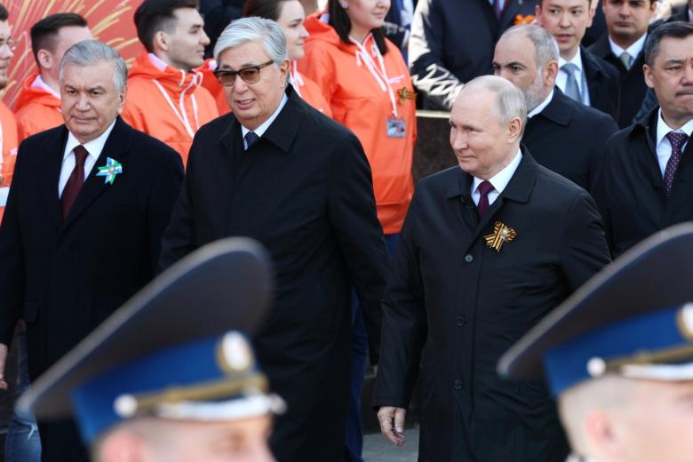 Президент РФ Владимир Путин, президент Узбекистана Шавкат Мирзиеев (слева), президент Казахстана Касым-Жомарт Токаев (второй слева) идут к трибунам перед началом парада в Москве, посвященного 78-й годовщине победы в Великой Отечественной войне