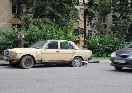 Автохлам превратил дворы Санкт-Петербурга в кладбища для машин