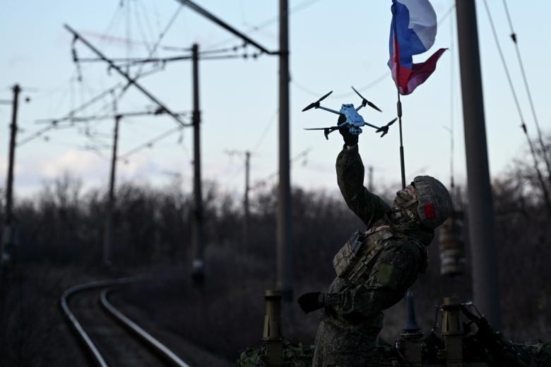 Военнослужащий запускает коптер со специального бронепоезда «Енисей»