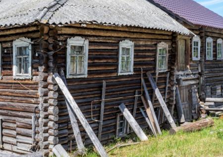 В российском городе дом под угрозой обрушения поставили на «костыли»