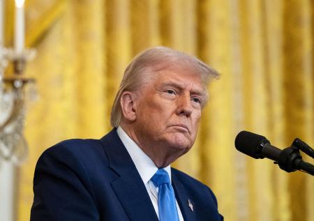Трампа обязали как можно скорее возобновить иностранную помощь