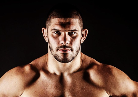 Россиянин Молдавский проиграл титульный бой Bellator американцу Бейдеру