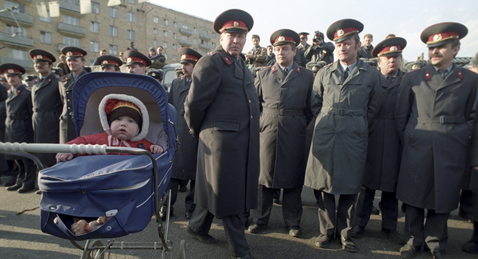 Сотрудники милиции, обеспечивающие безопасность во время шествий и демонстраций накануне всероссийского референдума о доверии Президенту Российской Федерации Б. Н. Ельцину 