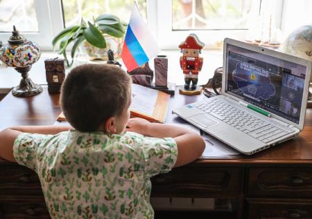 Живущих на границе с Украиной школьников переведут на дистант