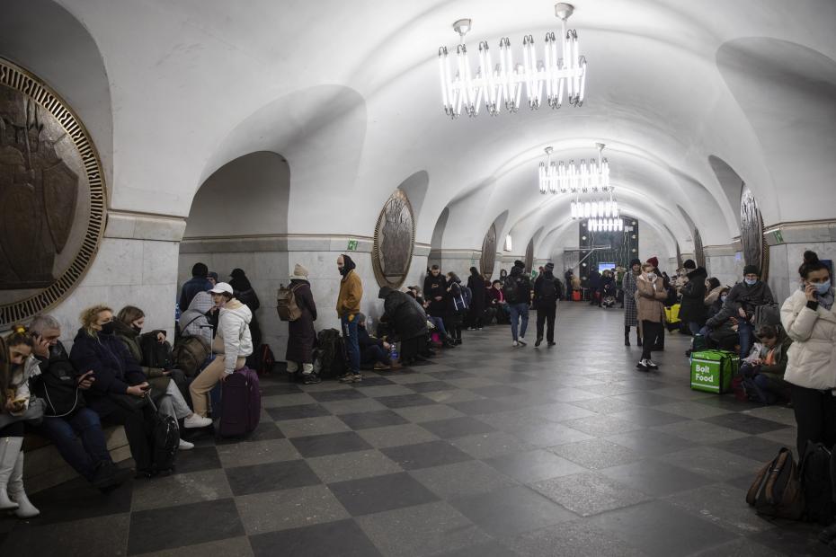 Киев. Жители города на станции метро, используемой в качестве бомбоубежища
