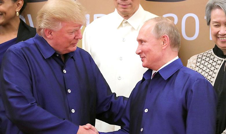 Президент РФ Владимир Путин (справа) и президент США Дональд Трамп (слева)