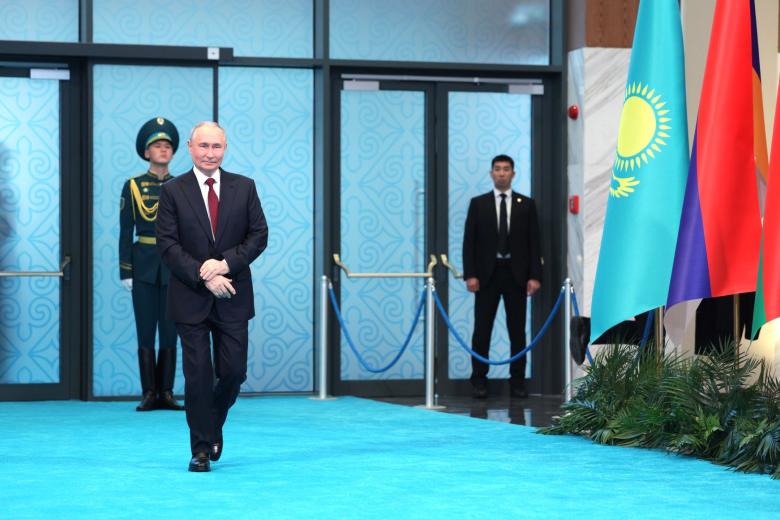 Владимир Путин на заседании Совета коллективной безопасности Организации Договора о коллективной безопасности (ОДКБ) в узком составе во Дворце независимости в Астане