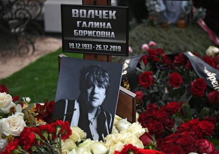 Поклонники приносят сигареты на могилу Волчек 