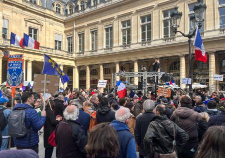 В Париже проходит акция против отправки военных на Украину