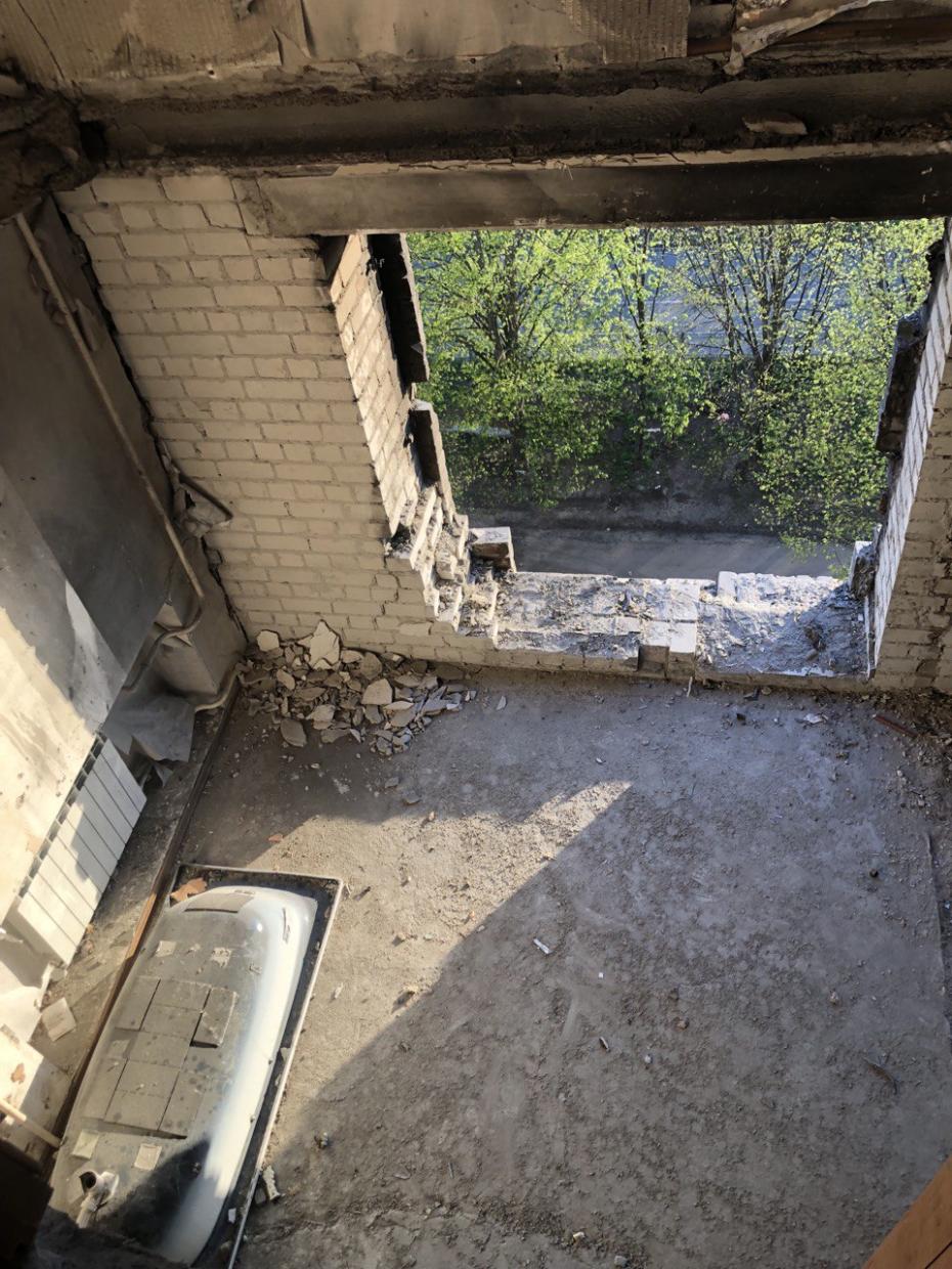 Жилец восьмого этажа Сергей провел журналиста NEWS.ru в свою квартиру. В спальне вместо пола зияет дыра: при взрыве комната рухнула почти целиком на нижнюю квартиру