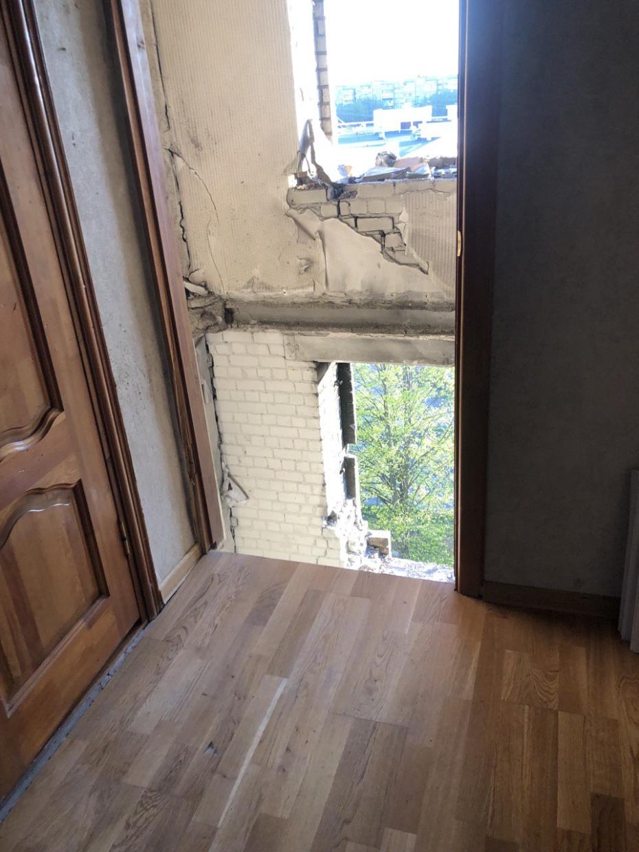 Жилец восьмого этажа Сергей провел журналиста NEWS.ru в свою квартиру. В спальне вместо пола зияет дыра: при взрыве комната рухнула почти целиком на нижнюю квартиру