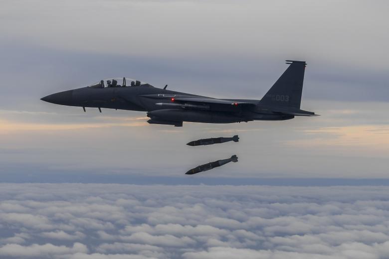 Истребитель F-15K выпустил две высокоточные бомбы Jdam на полигоне