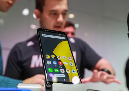 Смартфоны продолжают вытеснять в России кнопочные телефоны