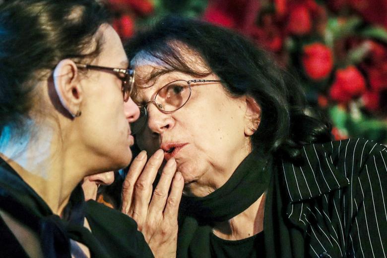 Дочь Алексея Баталова Мария и его вдова Гитана Леонтенко (слева направо) во время гражданской панихиды по актеру