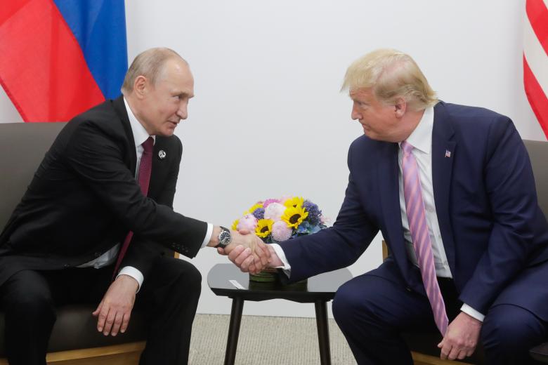 Президент России Владимир Путин и президент США Дональд Трамп (слева направо) во время встречи в рамках 14-го саммита лидеров стран Группы двадцати (G20) в международном выставочном комплексе INTEX Osaka