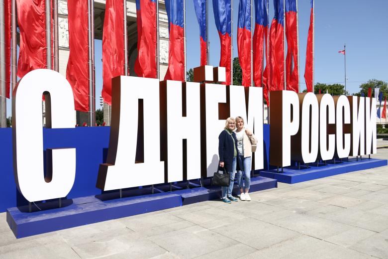 Москва. Горожане на фестивале «Вся Россия за один день» в рамках праздничных мероприятий на территории ВДНХ в День России