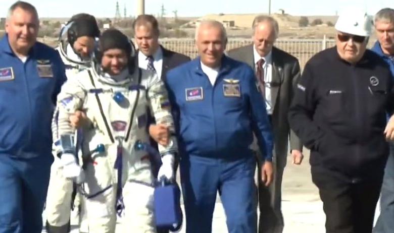 Дмитрий Рогозин и экипаж совершившего аварийную посадку «Союза»