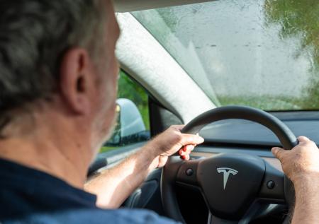 Финансист из США послушался Маска и едва не разбился на Tesla с автопилотом