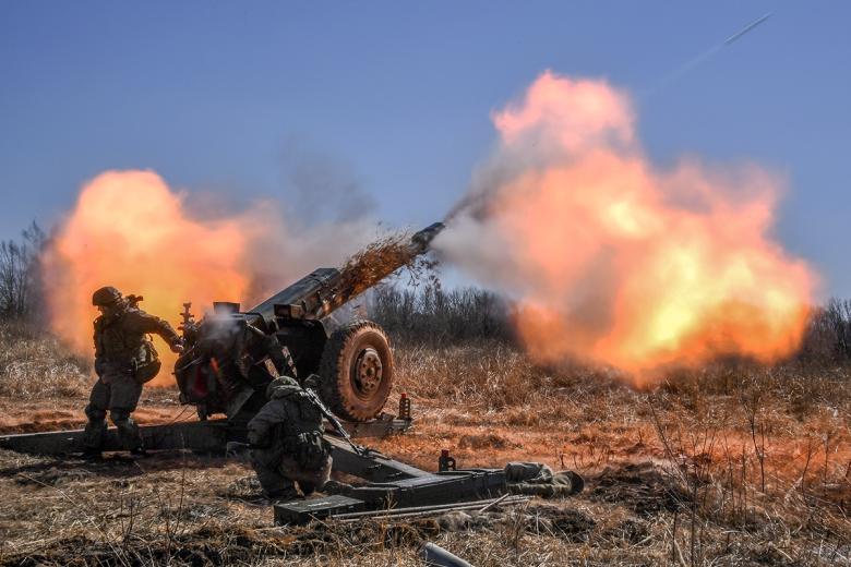 Работа расчета гаубицы Д-30 артиллерийского подразделения