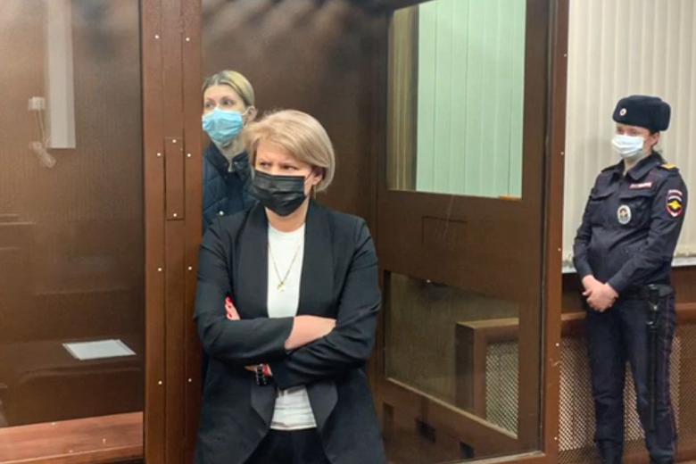 Бывший замглавы Минпросвещения Марина Ракова (на втором плане), обвиняемая в хищении бюджетных средств в рамках проекта «Учитель года», и её адвокат Юлия Новичкова