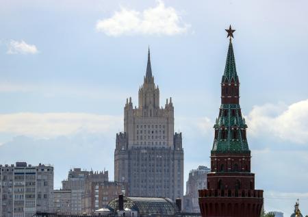 Захарова: кусочки старого шпиля здания МИД превратили в сувениры