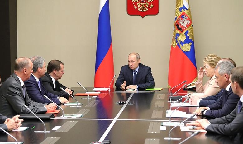 Президент РФ  Владимир Путин с членами Совета Безопасности