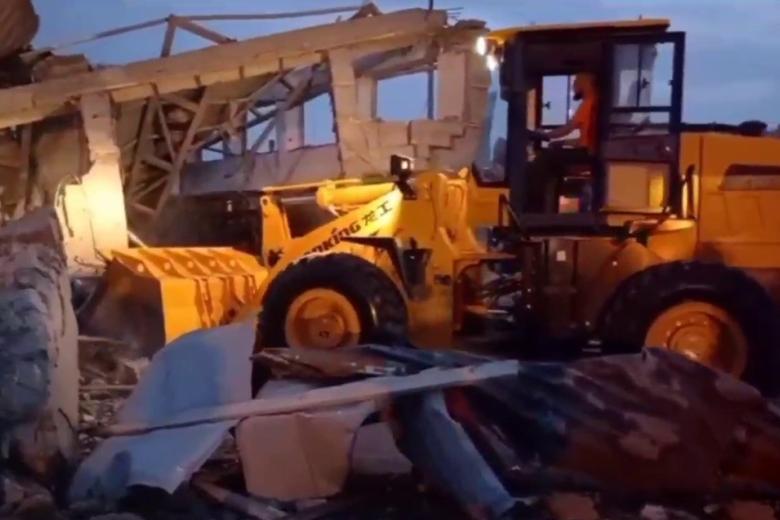 Работы по разбору завалов и поиску пострадавших на месте пожара на АЗС в Махачкале
