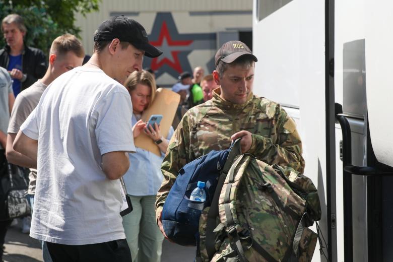 Проводы военнослужащих-контрактников