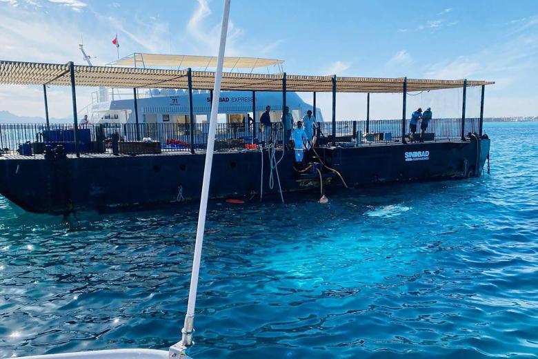 Место спасения затонувшей туристической подводной лодки в Красном море у берегов Хургады