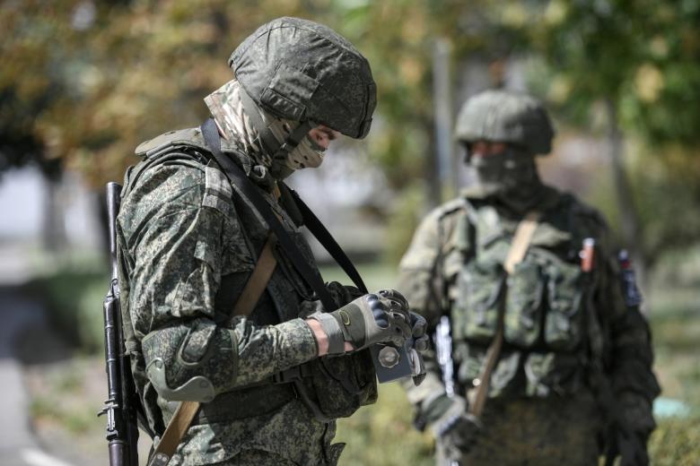 Военнослужащие ВС РФ замеряют уровень радиации на Запорожской АЭС в Энергодаре
