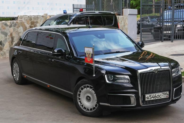 Автомобиль Aurus Senat Limousine кортежа президента РФ Владимира Путина