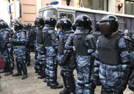 СМИ: в Москве на митинге омоновец ударил журналистку