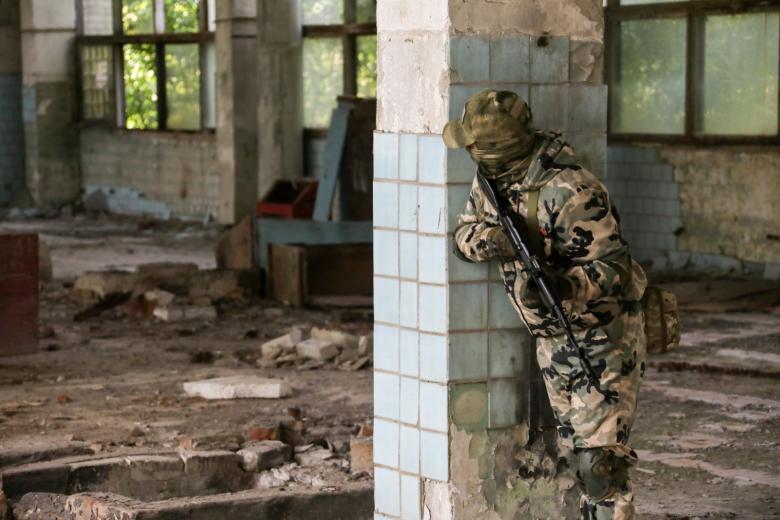 Доброволец во время тренировки отряда территориальной обороны